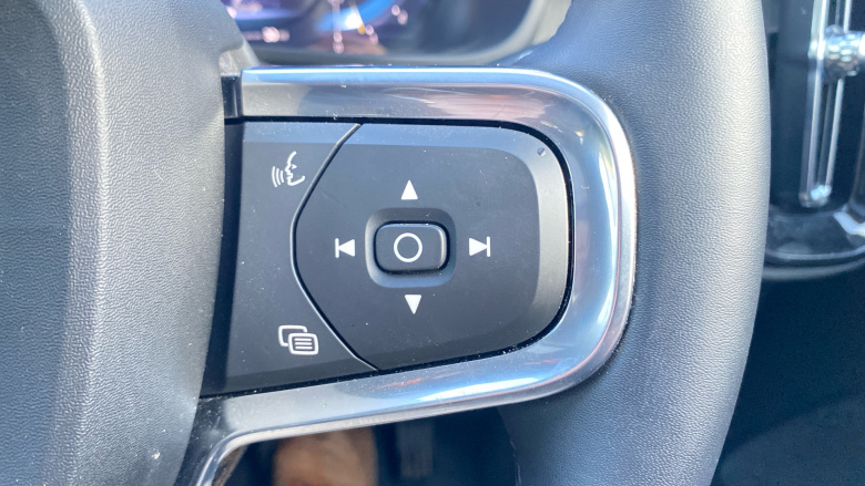 Volvo XC40 2.0 B4P Ultra Dark 5dr Auto Petrol Estate